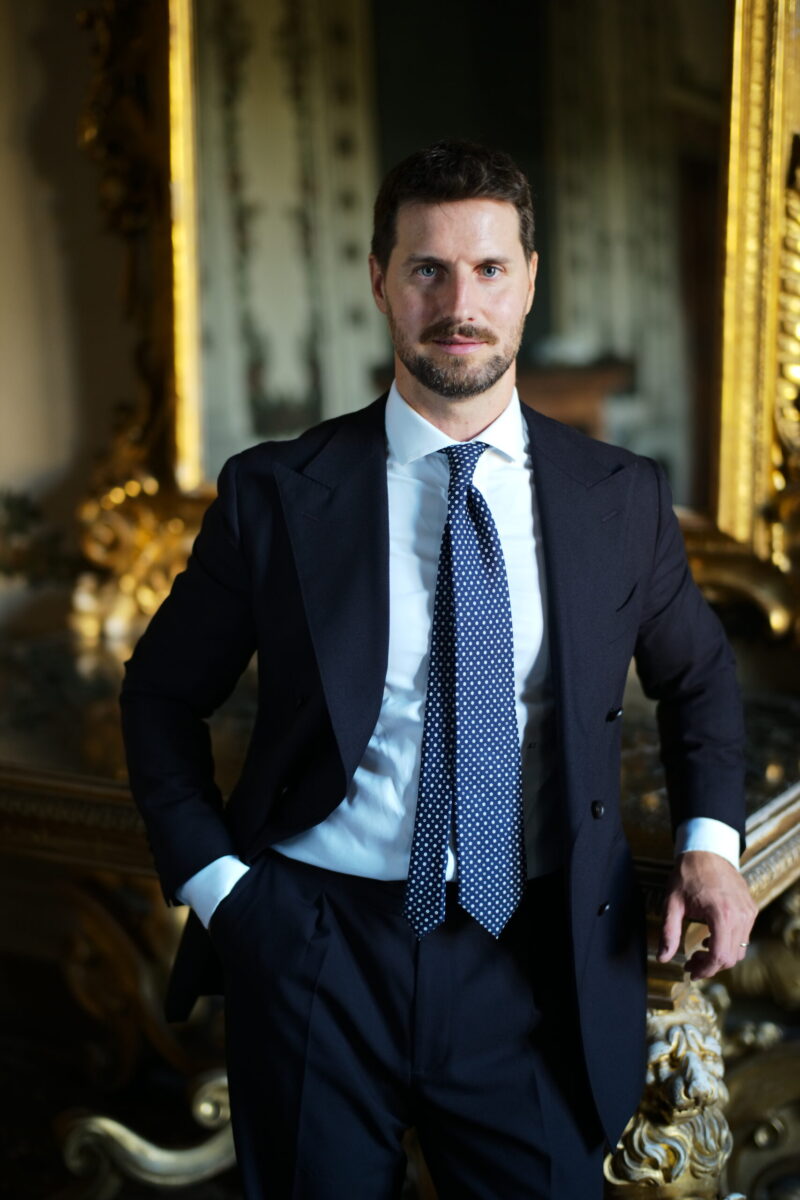 Mirko Tessari, consulente finanziario a Verona, ritratto in piedi